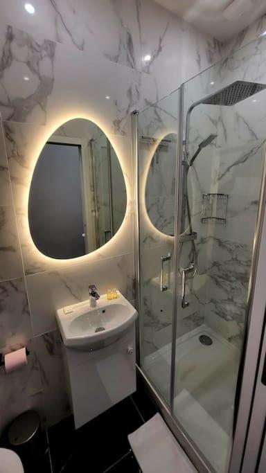 Fully Renovated Historic Apt In Heart Mouffetard Paris Exterior photo