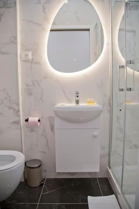 Fully Renovated Historic Apt In Heart Mouffetard Paris Exterior photo